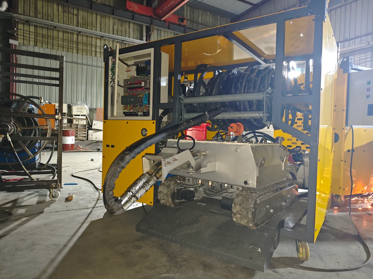 YG900 crawler desilting robot